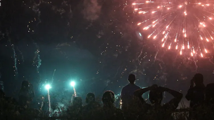 鄰近午夜仍有大批民眾聚集到八斗子望海巷觀賞煙火秀。葉先鵬攝