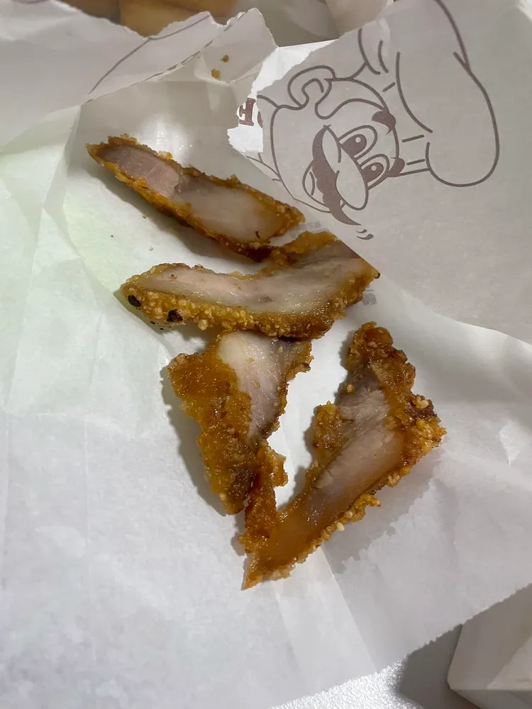 屏東便當店單點一份叉燒要價60元，老闆解釋原因。翻攝《東港好厝邊》臉書