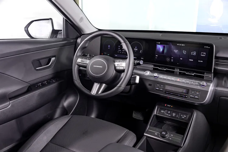 內裝沿襲IONIQ車系，KONA Electric將線傳排檔移至方向盤後方，中央採開放式設計，以創造更大、更寬敞舒適的車室空間。業者提供