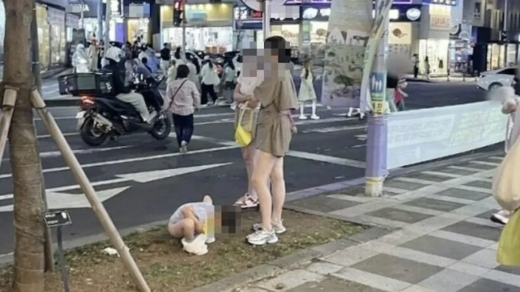 6月濟州大街也有疑似中國媽媽放任兒子當街便溺。翻攝自韓國網路社群