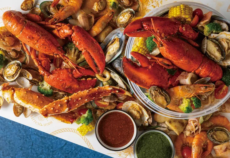 經典「炭烤紅醬」鹹甜適中，濃郁炭香中帶有番茄的微酸。「藤椒青醬」則是藤椒與青醬的創新結合，麻而不辣的口感絕妙提升海鮮的鮮甜滋味。業者提供