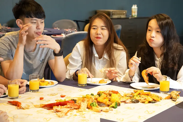 手抓海鮮桶的魅力在於新鮮食材與絕妙醬汁的完美融合。業者提供