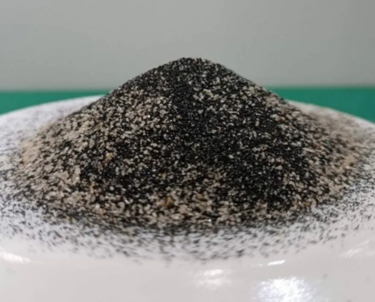 滑門砂是煉鋼澆鑄作業前，先用來阻絕鋼液接觸盛鋼桶底部滑板的乾式輔料。中鋼提供