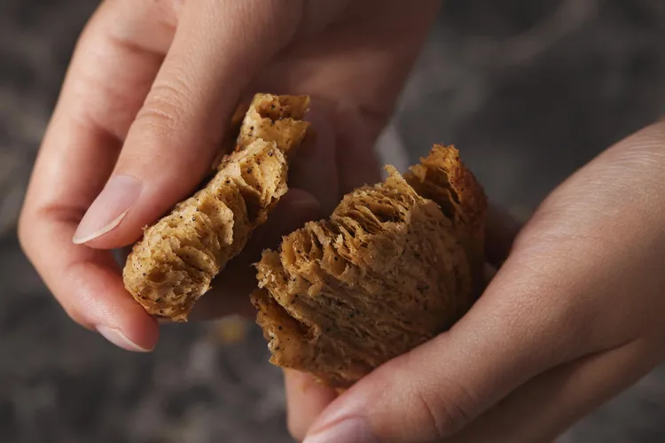 「法朋」主廚李依錫親手打造的全新「法式蝴蝶酥」，細膩的千層酥皮工藝，打造出外層輕盈酥脆。業者提供