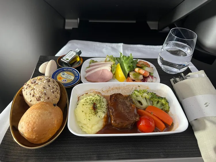 旅客曝光星宇航空空勤員工餐。翻攝自臉書社團「星宇航空討論區」