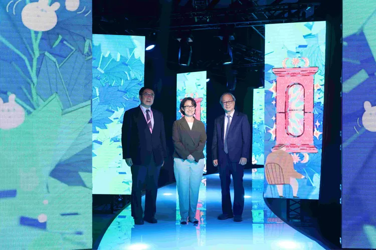 蕭美琴（中）、文化部長李遠（右）、台南市長黃偉哲（左），體驗台灣百面風格。文化部提供