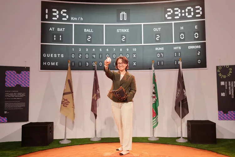 蕭美琴在投手丘上擺出投球的姿態。文化部提供