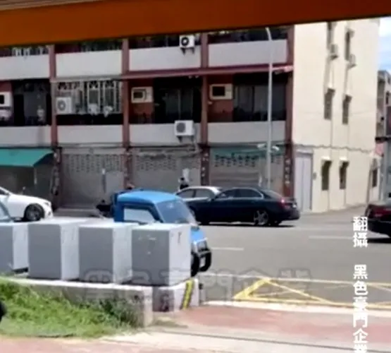 現場10多人當街鬥，嚇壞目擊民眾。翻攝「黑色豪門企業」