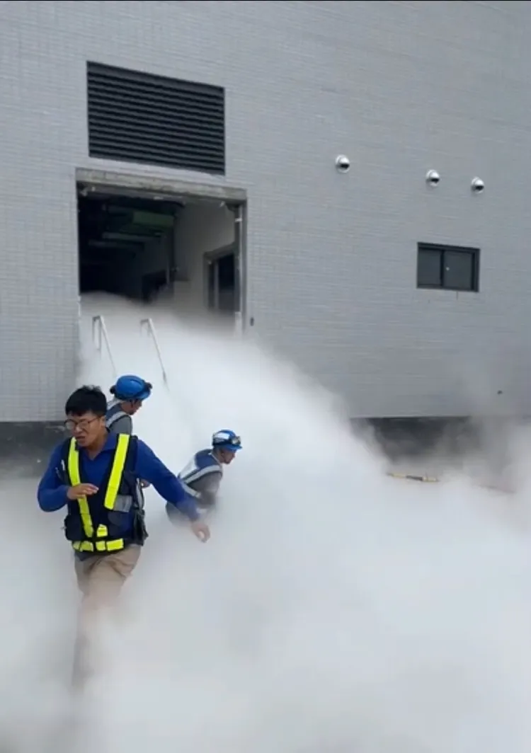 二氧化碳鋼瓶氣體外洩，白煙不斷冒出，員工倉皇逃竄。民眾提供