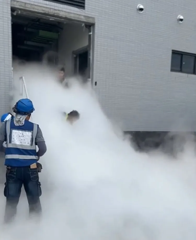 員工倉皇逃竄，顧不得走樓梯直接跳下，不支倒地。民眾提供