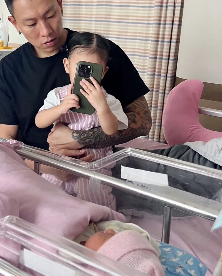 瘦子抱著大女兒跟二女兒見面。讀者提供