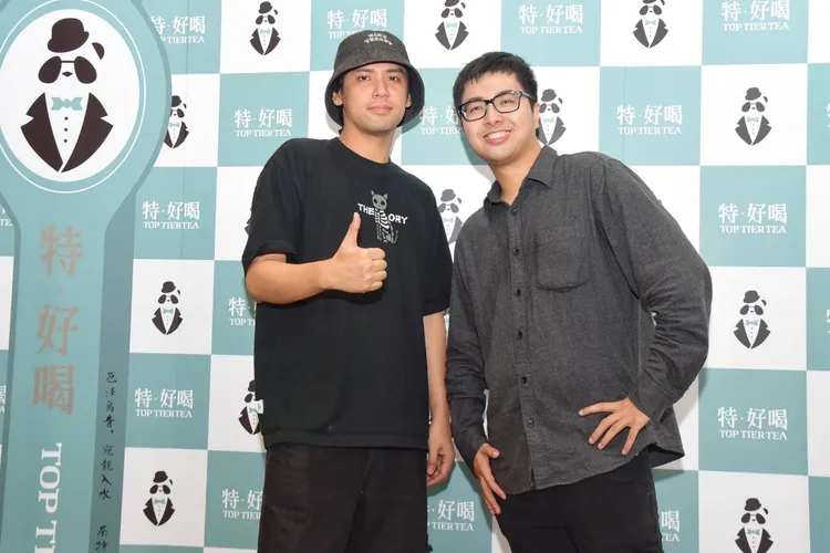 好友陳零九（左）叮嚀丁特一定要看帳。品牌提供