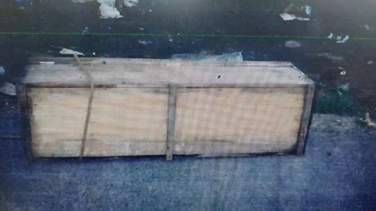 盛裝遺體的木箱。桃園警分局提供