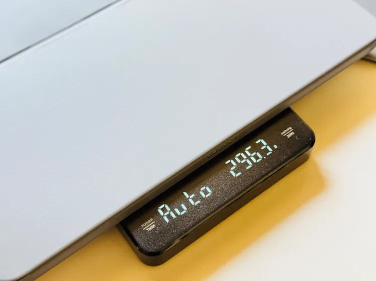 根據實測Combo Touch鍵盤保護套重量296.3g。趙筱文 攝。