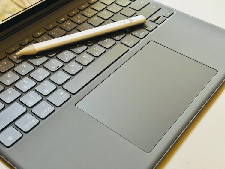 觸控板面積較前代增加了67%。趙筱文 攝。