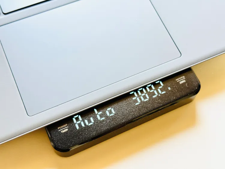 根據實測Combo Touch鍵盤重量389.2g。趙筱文 攝。