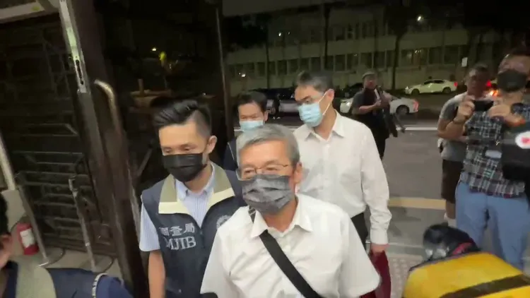 端木正（後方白衣）與李文宗（前方白衣）昨晚23時許抵達北檢。讀者提供