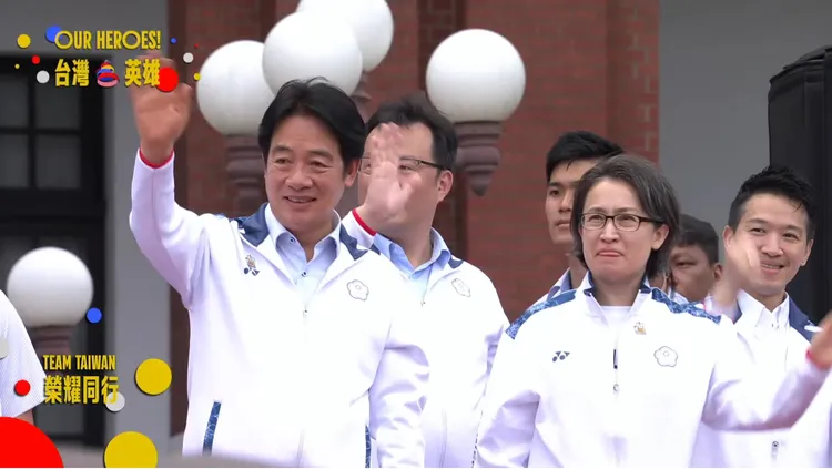 奧運英雄大遊行登場　總統賴清德、副總統蕭美琴揮手致意。總統府直播