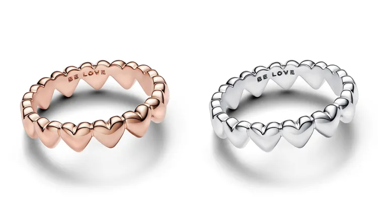 PANDORA鍍14K玫瑰金心心相映戒指（左）2480元、銀色心心相映戒指（右）1580元。品牌提供