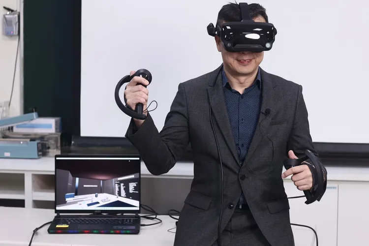 林煒日花至少10小時投入在VR研究。彭欣偉攝