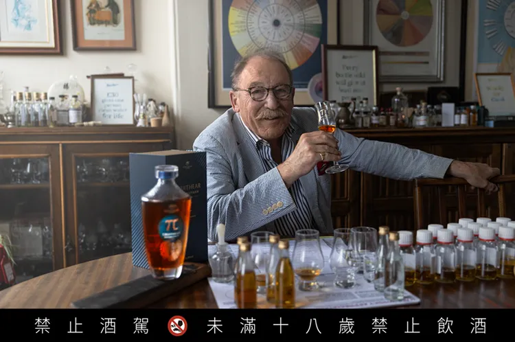 「威士忌教父」查爾斯．麥克萊恩品飲「創世者桶陳金門高粱酒 π 系列」後，盛讚酒款的迷人層次將中式白酒提升至嶄新境界。業者提供