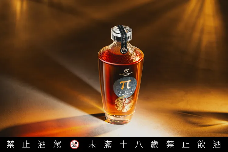「創世者桶陳金門高粱酒π系列」以π符號命名，象徵酒體風味陳化後的無限可能性。業者提供