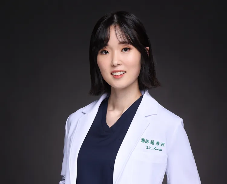 權秀河醫師說，下巴形狀是決定臉部外觀的重要因素之一，受傷時應盡速尋求專業醫師診治。仁愛醫院提供