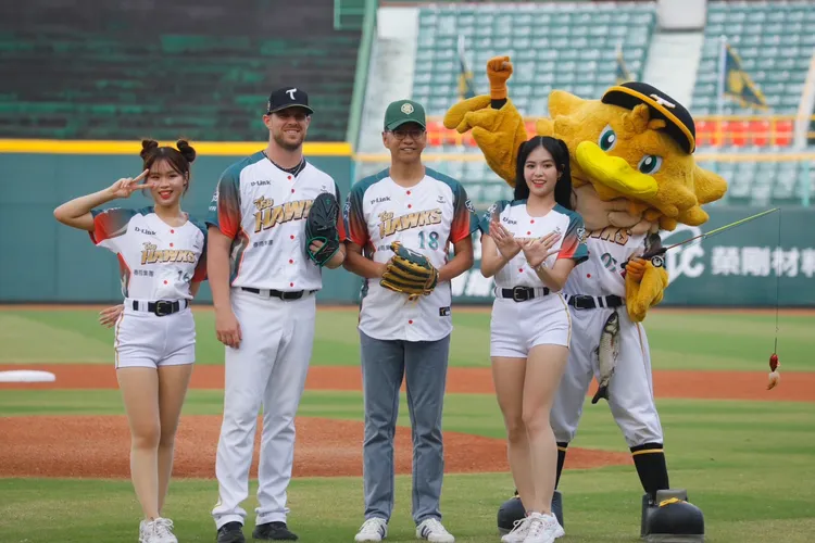 興連城總經理周惠賓，擔任今日比賽開球嘉賓。葉家銘攝