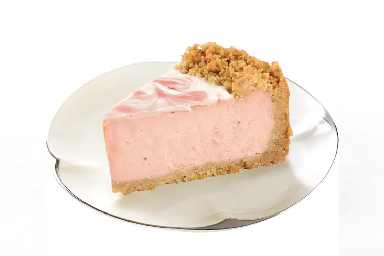 雪藏草莓芝士，酸甜的草莓香氣點綴在重乳酪蛋糕上。業者提供