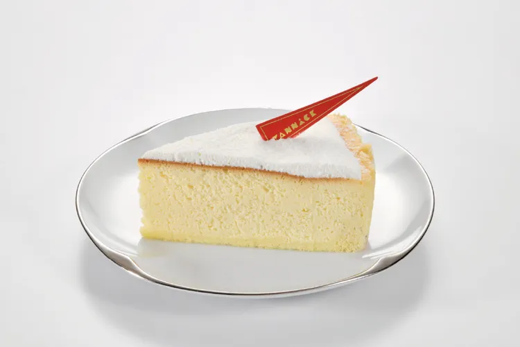 海鹽奶蓋芝士，優格與鹽之花調和出溫潤奶蓋口感，搭配濃郁芝士蛋糕。業者提供