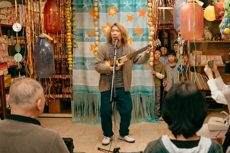 朱頭皮在《什麼都沒有雜貨店》飾演雜貨店靈魂人物「旺伯」。小公視提供