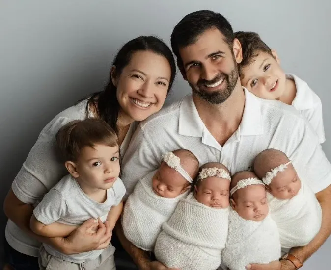 Jonathan Sandhu一家八口合照。翻攝自Jonathan Sandhu IG