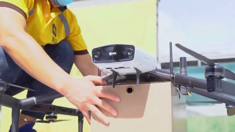 中國外送員將送餐箱固定在無人機上。翻攝自X@channel_GBA