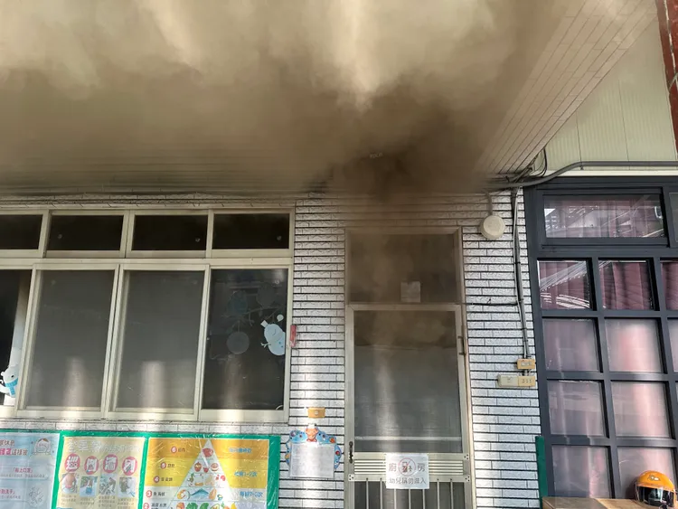 園方消防設備第一時間起作用，警鈴大作，園方趕緊疏散已經到校的5名學童。民眾提供