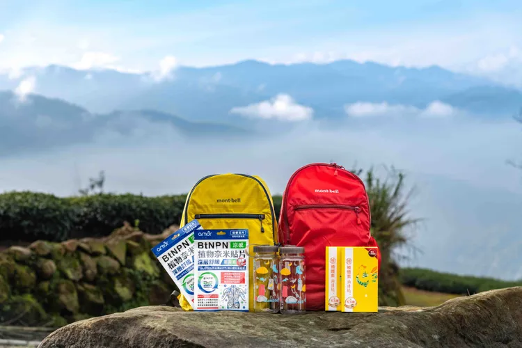 「漫步旅行組」內含Montbell登山包與水壺、補體素滴雞精、amor BtNPN植物奈米貼片。業者提供
