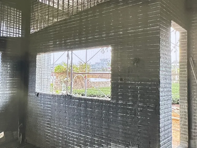 外牆、隔戶牆搭配鋼網牆，強調強度更高、訴求防水、隔音、耐震效果佳。張瑞傑攝