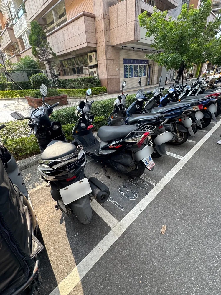 路邊機車遭撞倒。警方提供