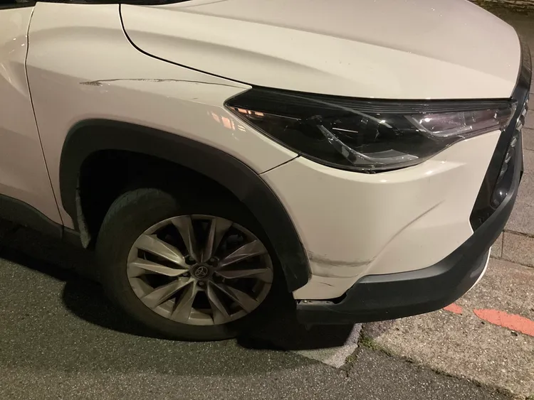 租賃車車頭受損。警方提供