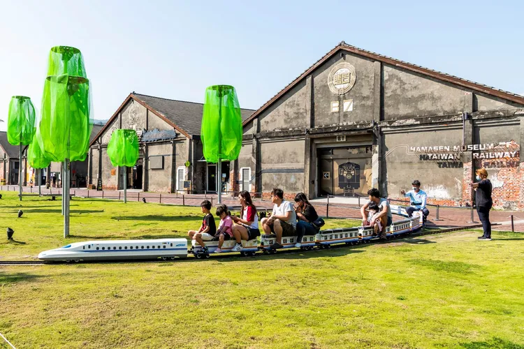 「高雄」駁二藝術特區除了有豐富的展覽外，還有大片草坪可以讓旅人沐浴在陽光下，享受悠閒寧靜的午後時光。業者提供