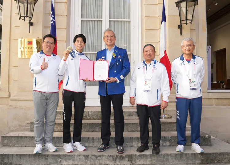 林郁婷（左2）不畏艱難奮勇奪得拳擊金牌，駐法代表處吳志中大使（中）代為頒發總統賀電。