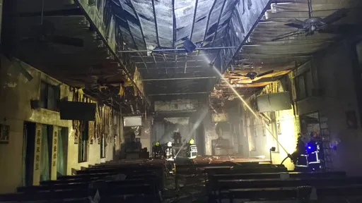 台中豐原70年歷史天主堂暗夜起火 祭衣間、閣樓音控室付之一炬