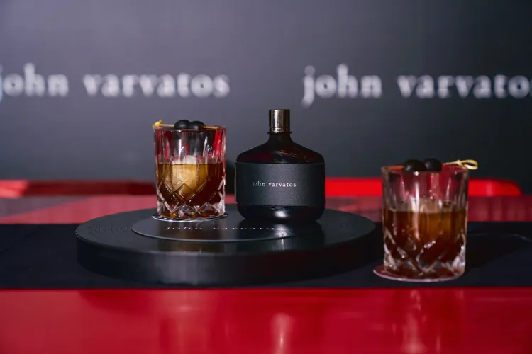 john varvatos推出限定經典香水調酒。品牌提供