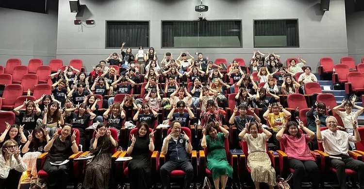 研習營師生們合影。開南大學提供