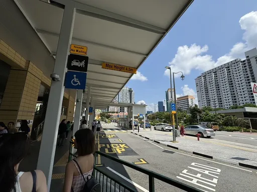 免「烤驗」!新加坡行人不受日曬雨淋 地鐵站週遭廣設遮陽通道