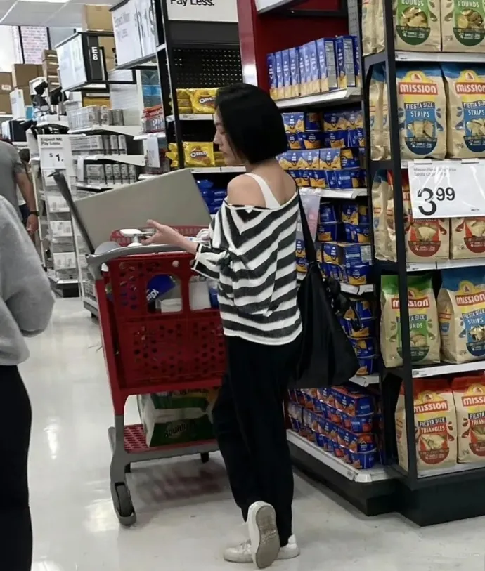 小S購物車上堆滿物品。翻攝康熙萬事屋微博