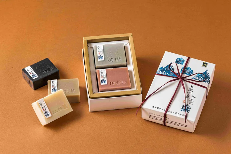 上家下屋手工皂-活膚禮盒組(艾草、紅球薑、茶樹、甜杏仁、竹炭)。業者提供