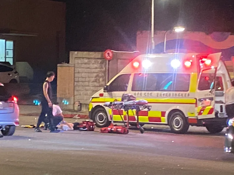 救護人員到場，將躺在地上骨折的機車騎士送醫。讀者提供