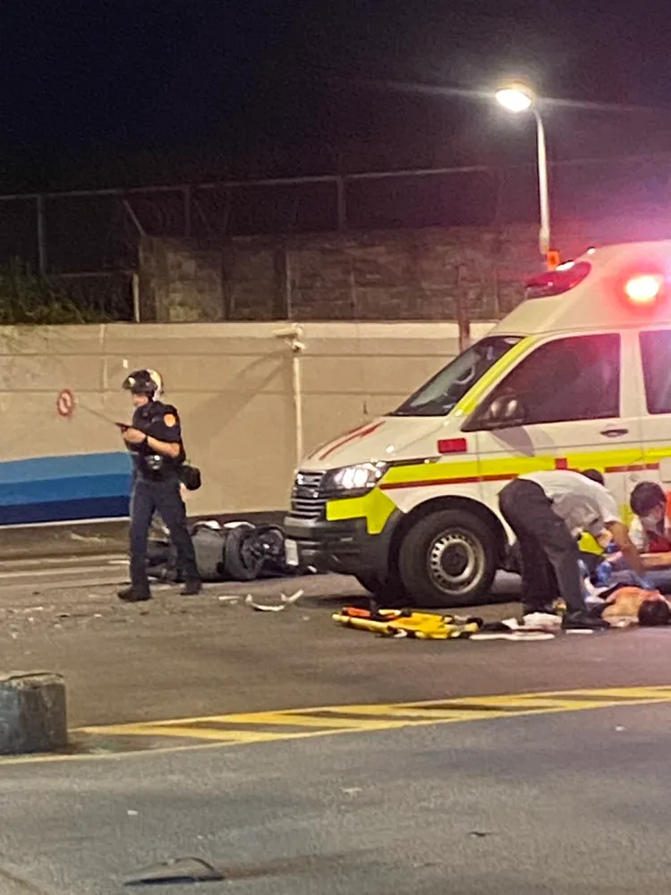 機車零件散落一地，可見當時撞擊力之猛。讀者提供