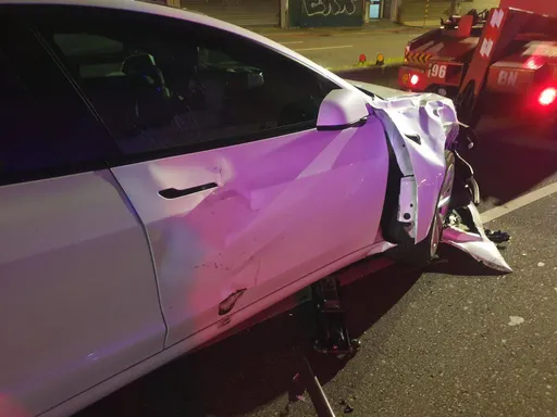 特斯拉闖紅燈害騎士撞飛手腳骨折 「煞車不及猛撞」畫面曝光