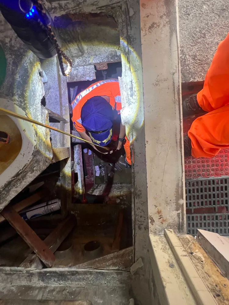 海巡人員深入蹲式廁所下密艙，不少想偷渡男女因天氣太熱加上空間狹小，已經有脫水現象。翻攝畫面